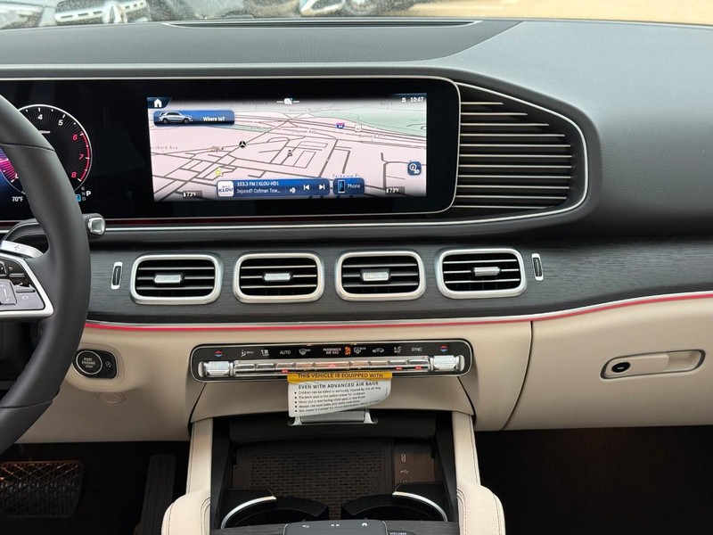 Mercedes-Benz GLE Vehicle Full-screen Gallery Image 12