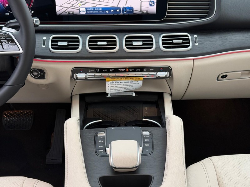 Mercedes-Benz GLE Vehicle Full-screen Gallery Image 13