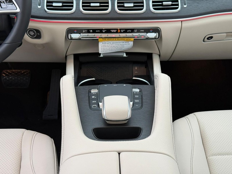Mercedes-Benz GLE Vehicle Full-screen Gallery Image 14