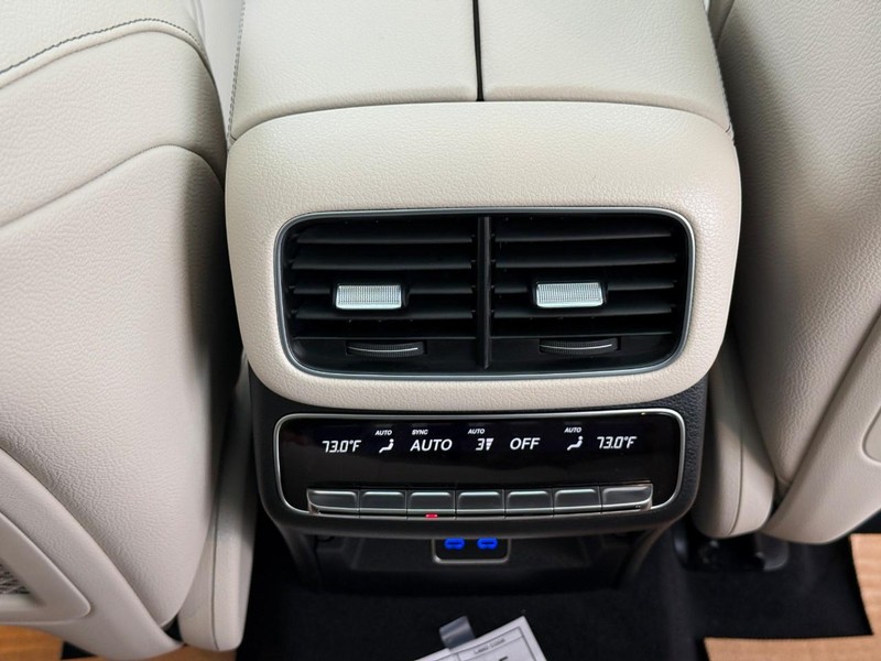 Mercedes-Benz GLE Vehicle Full-screen Gallery Image 15