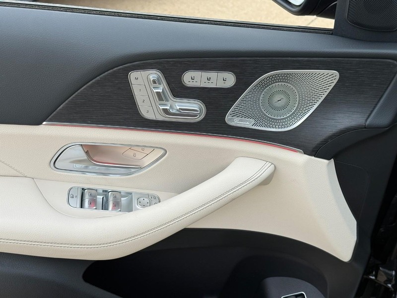 Mercedes-Benz GLE Vehicle Full-screen Gallery Image 16