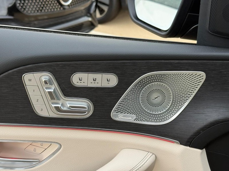 Mercedes-Benz GLE Vehicle Full-screen Gallery Image 17