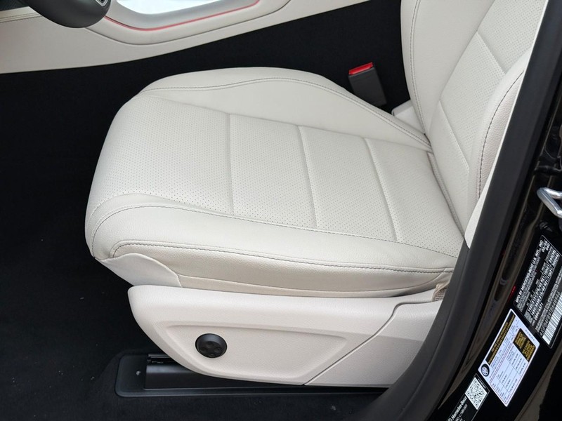 Mercedes-Benz GLE Vehicle Full-screen Gallery Image 18