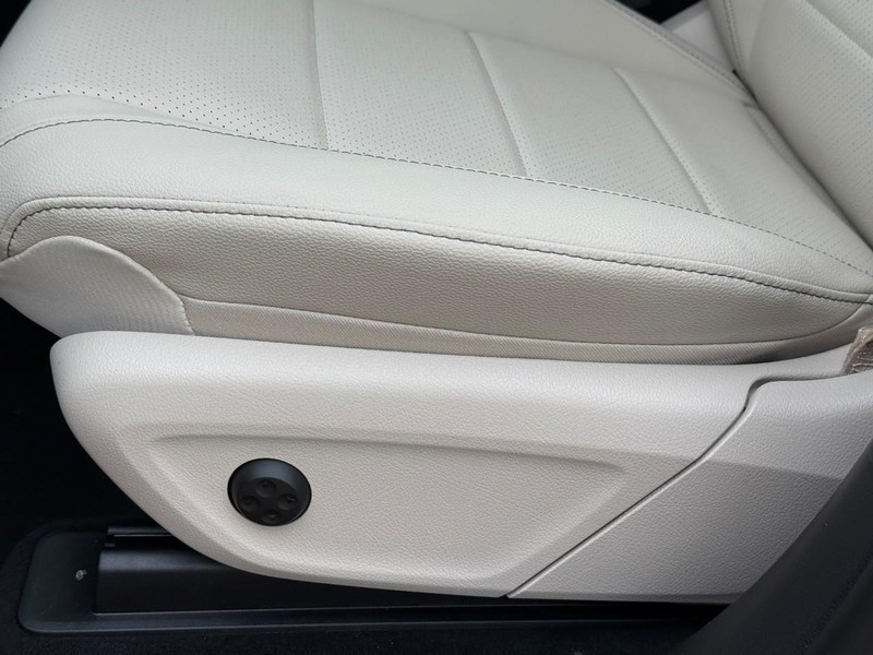 Mercedes-Benz GLE Vehicle Full-screen Gallery Image 19