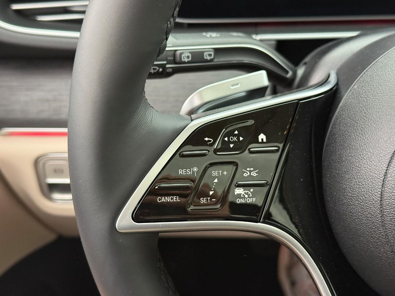 Mercedes-Benz GLE Vehicle Full-screen Gallery Image 20