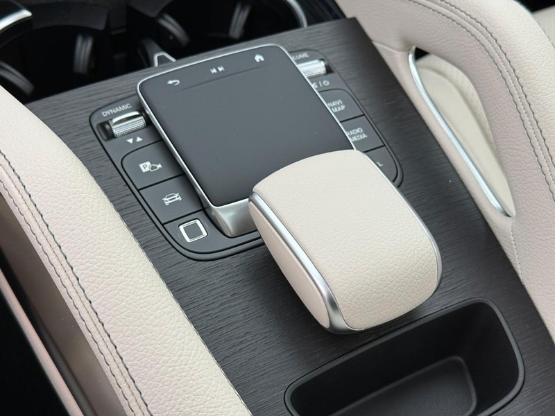 Mercedes-Benz GLE Vehicle Full-screen Gallery Image 22