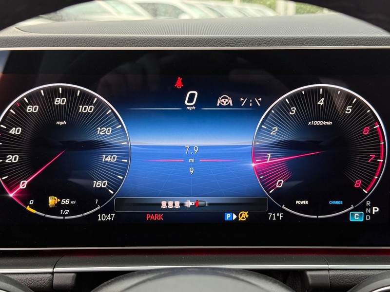 Mercedes-Benz GLE Vehicle Full-screen Gallery Image 23