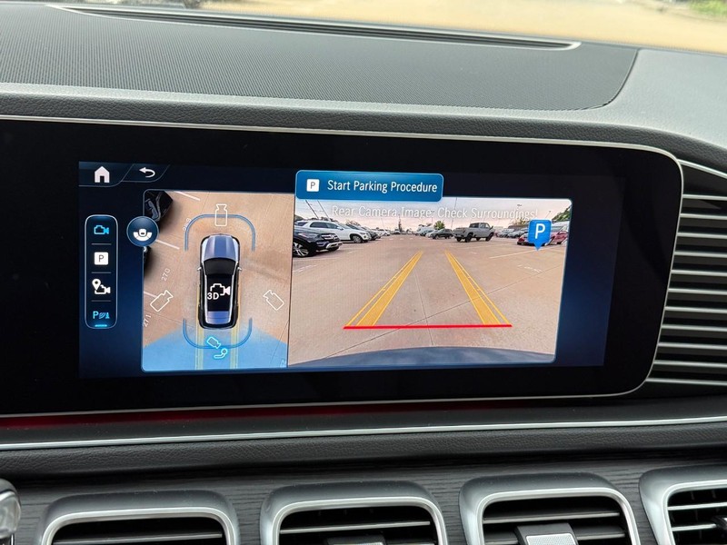 Mercedes-Benz GLE Vehicle Full-screen Gallery Image 24