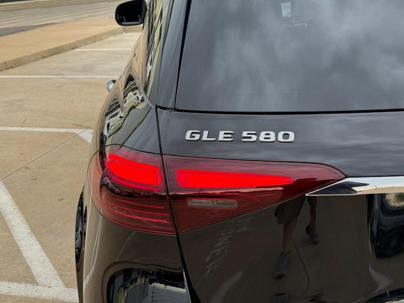 Mercedes-Benz GLE Vehicle Full-screen Gallery Image 5
