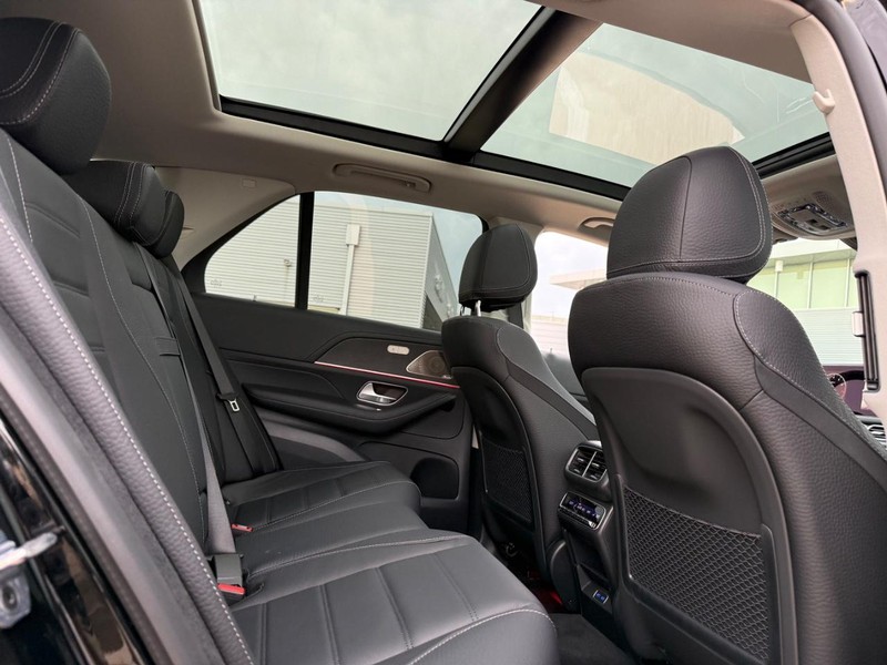 Mercedes-Benz GLE Vehicle Full-screen Gallery Image 8