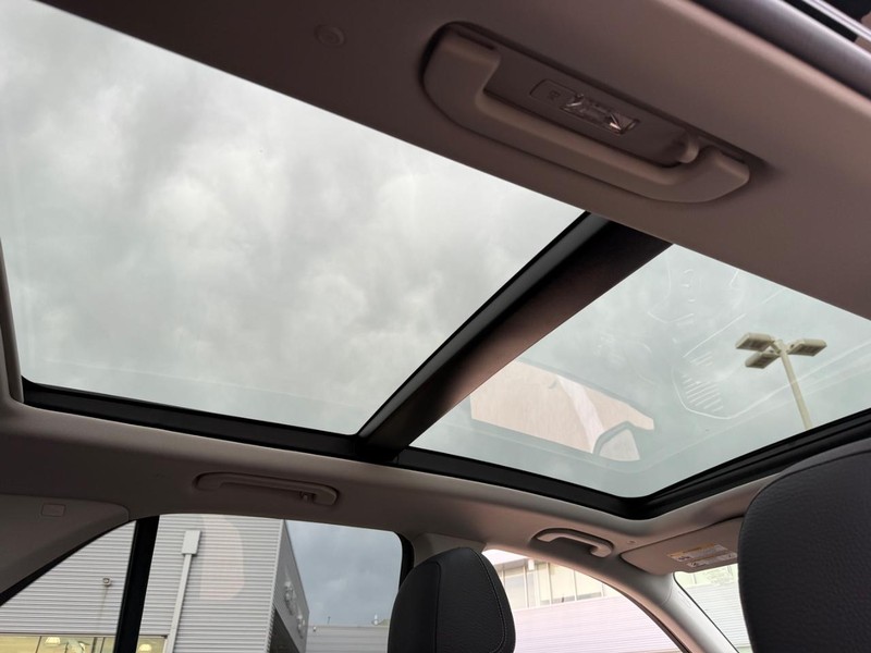 Mercedes-Benz GLE Vehicle Full-screen Gallery Image 9