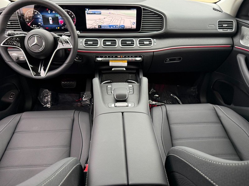 Mercedes-Benz GLE Vehicle Full-screen Gallery Image 10