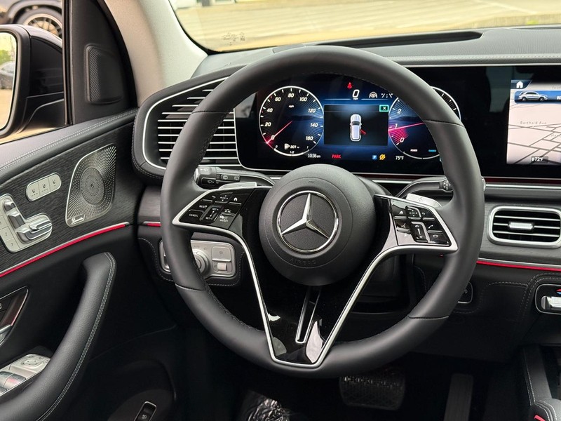 Mercedes-Benz GLE Vehicle Full-screen Gallery Image 11