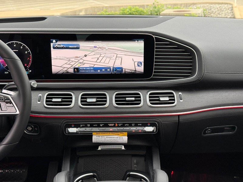 Mercedes-Benz GLE Vehicle Full-screen Gallery Image 12