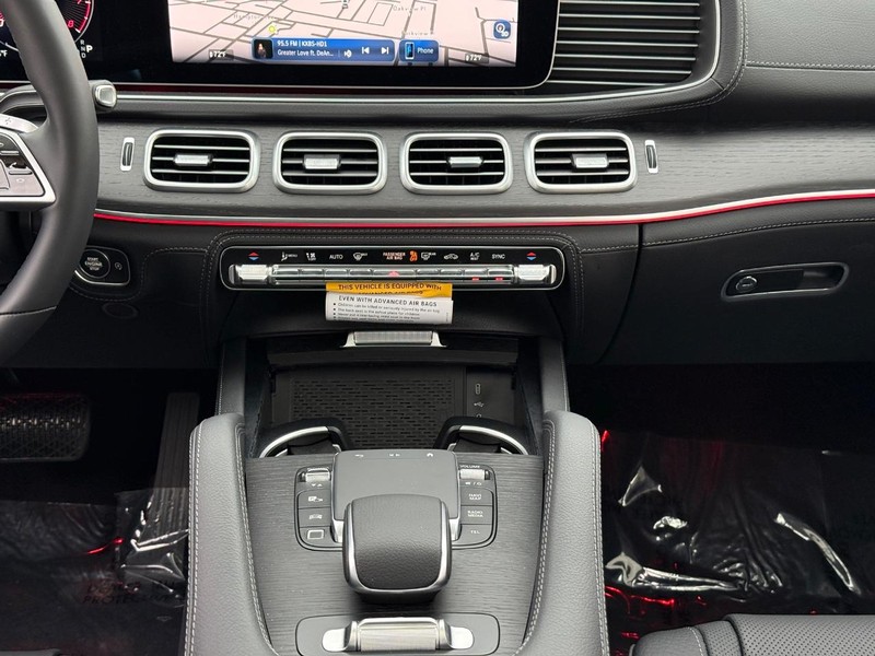 Mercedes-Benz GLE Vehicle Full-screen Gallery Image 13