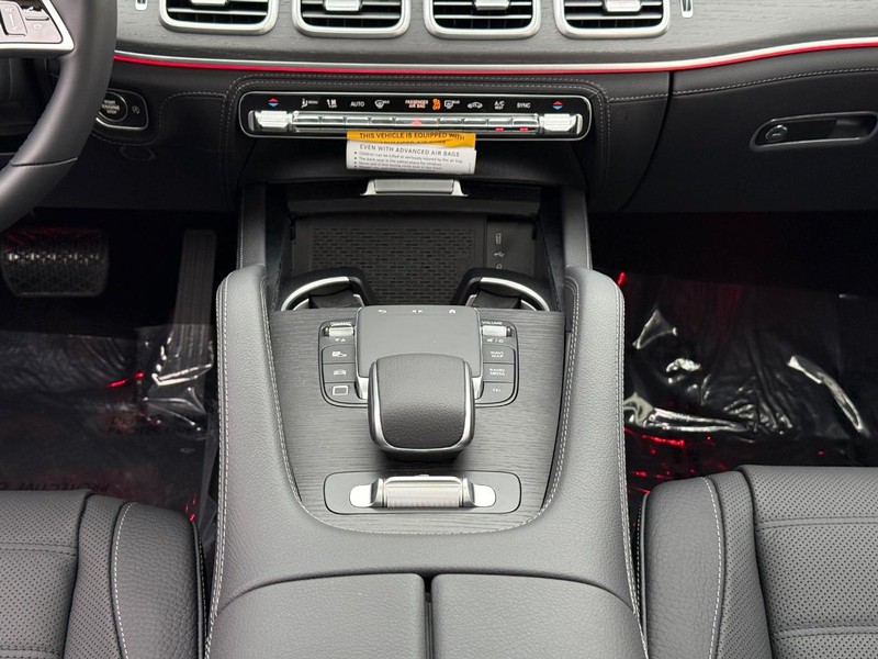 Mercedes-Benz GLE Vehicle Full-screen Gallery Image 14