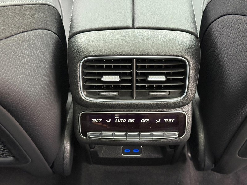 Mercedes-Benz GLE Vehicle Full-screen Gallery Image 15