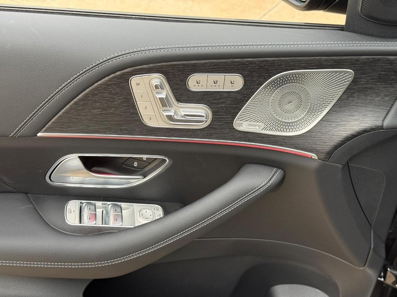 Mercedes-Benz GLE Vehicle Full-screen Gallery Image 16