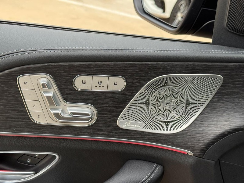 Mercedes-Benz GLE Vehicle Full-screen Gallery Image 17