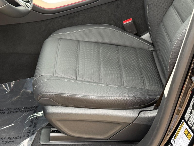 Mercedes-Benz GLE Vehicle Full-screen Gallery Image 18