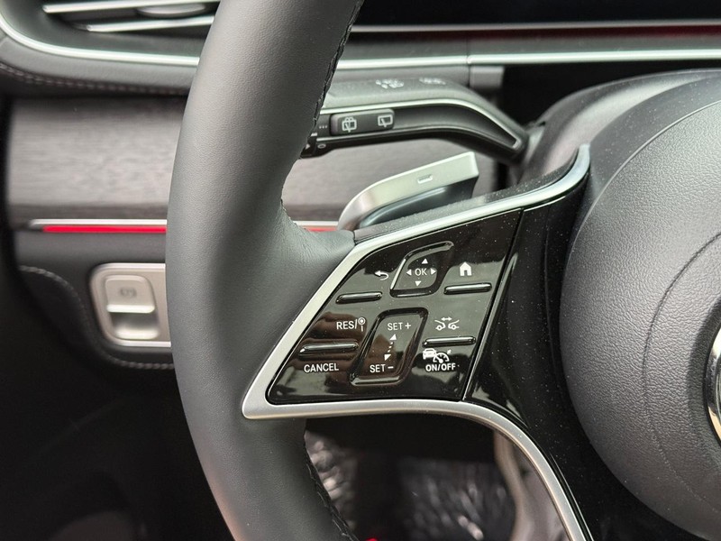 Mercedes-Benz GLE Vehicle Full-screen Gallery Image 19