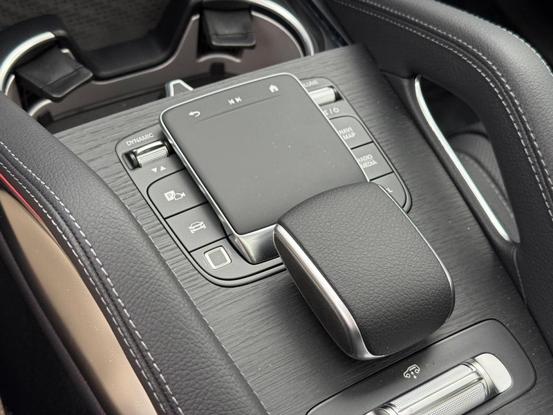 Mercedes-Benz GLE Vehicle Full-screen Gallery Image 21