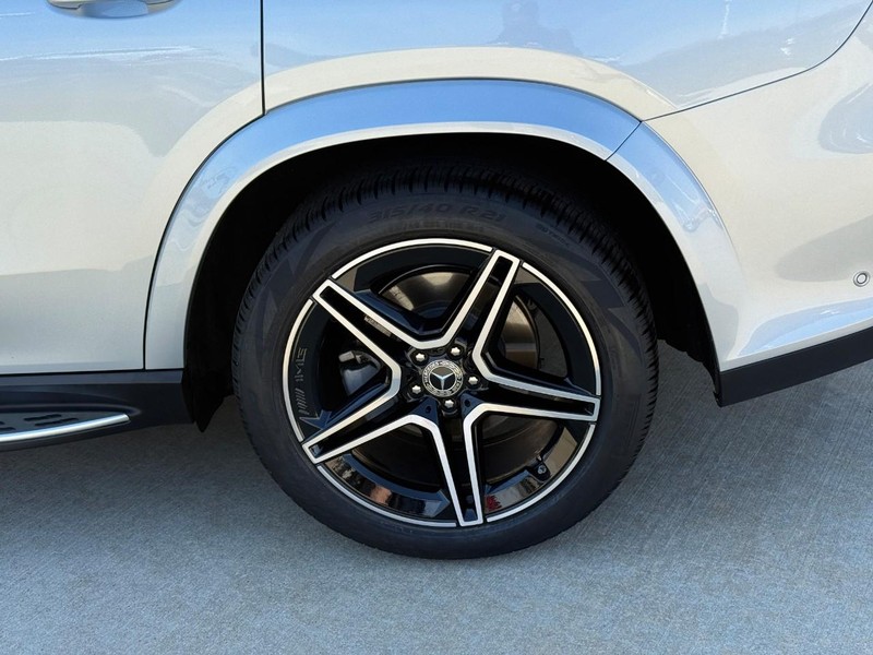 Mercedes-Benz GLS Vehicle Full-screen Gallery Image 9