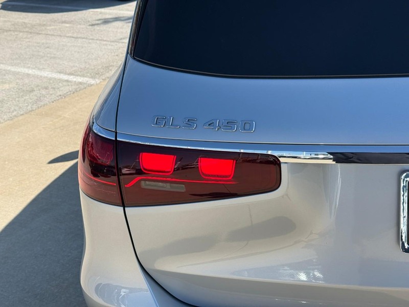 Mercedes-Benz GLS Vehicle Full-screen Gallery Image 10