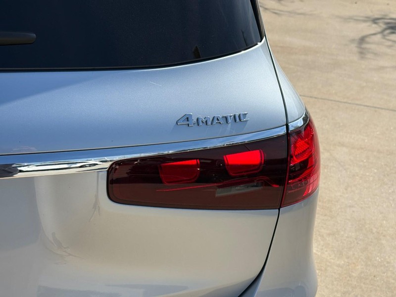 Mercedes-Benz GLS Vehicle Full-screen Gallery Image 11