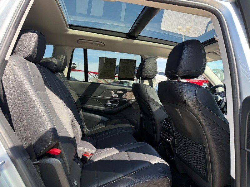 Mercedes-Benz GLS Vehicle Full-screen Gallery Image 12