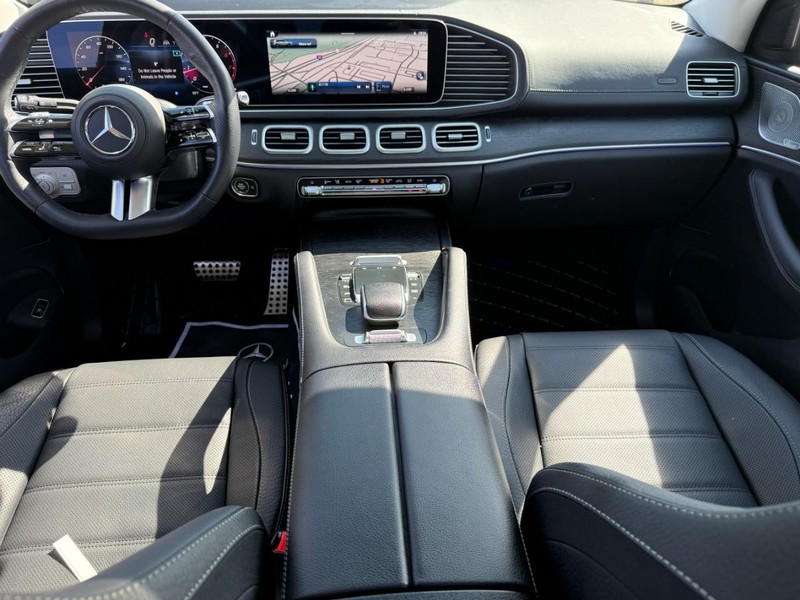 Mercedes-Benz GLS Vehicle Full-screen Gallery Image 13