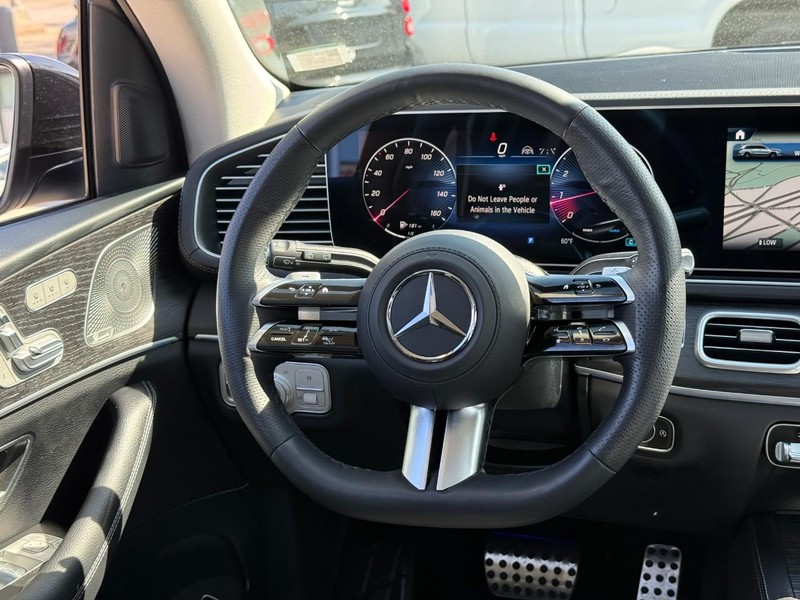 Mercedes-Benz GLS Vehicle Full-screen Gallery Image 14