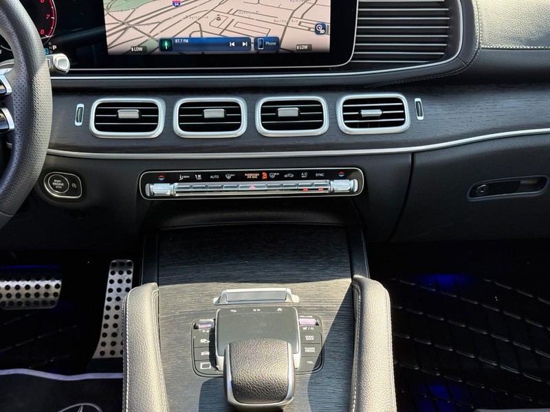 Mercedes-Benz GLS Vehicle Full-screen Gallery Image 16