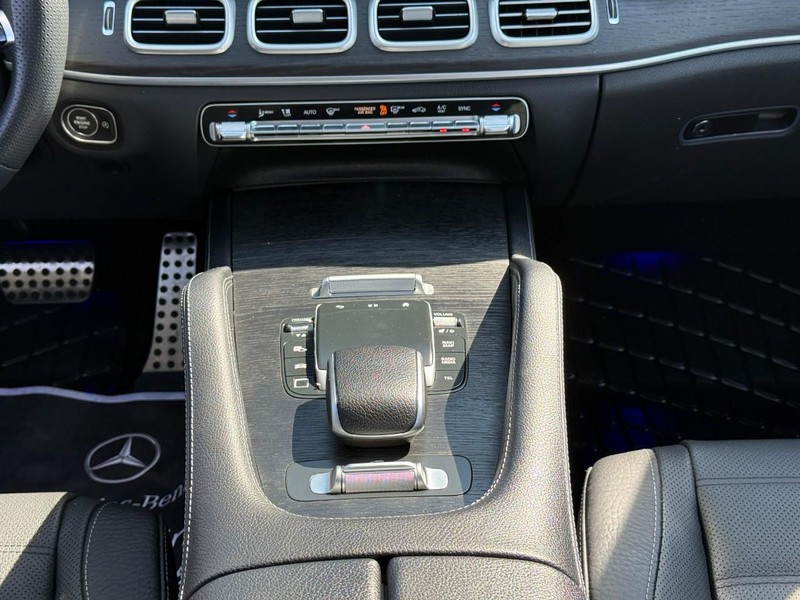 Mercedes-Benz GLS Vehicle Full-screen Gallery Image 17