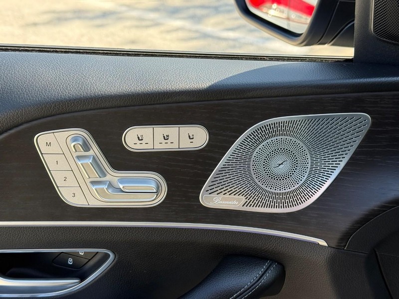 Mercedes-Benz GLS Vehicle Full-screen Gallery Image 19