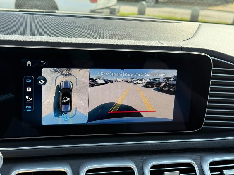 Mercedes-Benz GLS Vehicle Full-screen Gallery Image 24