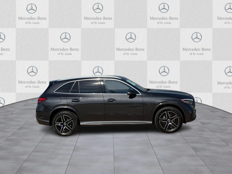 Mercedes-Benz GLC Vehicle Full-screen Gallery Image 2