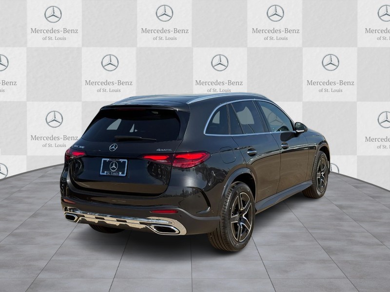 Mercedes-Benz GLC Vehicle Full-screen Gallery Image 3