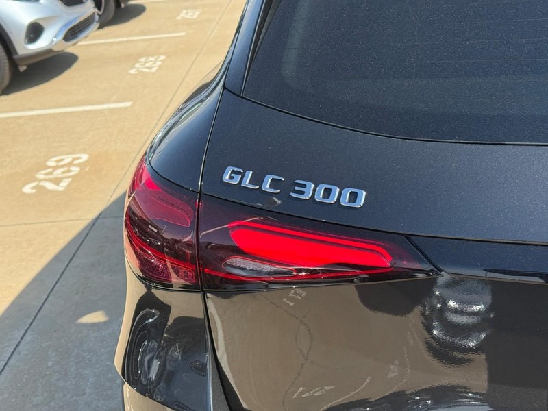 Mercedes-Benz GLC Vehicle Full-screen Gallery Image 4