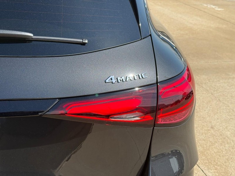 Mercedes-Benz GLC Vehicle Full-screen Gallery Image 5