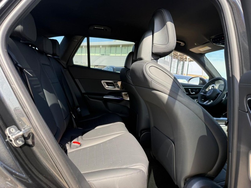 Mercedes-Benz GLC Vehicle Full-screen Gallery Image 6