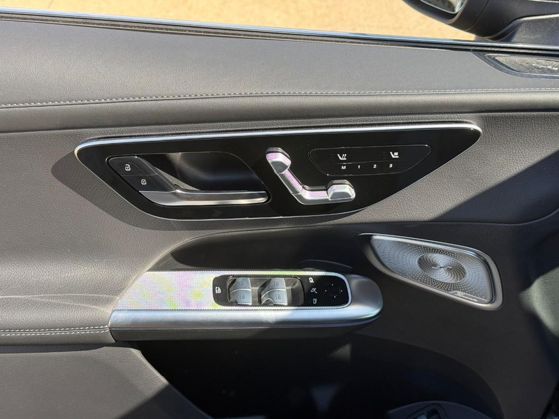 Mercedes-Benz GLC Vehicle Full-screen Gallery Image 7