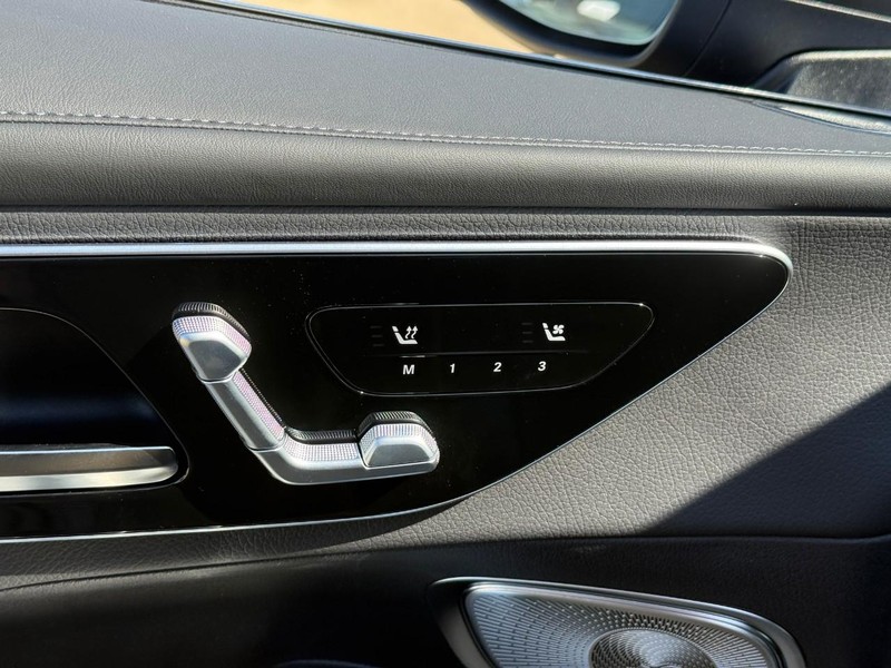 Mercedes-Benz GLC Vehicle Full-screen Gallery Image 8