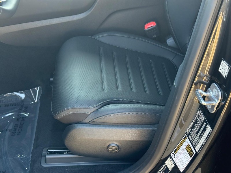 Mercedes-Benz GLC Vehicle Full-screen Gallery Image 9