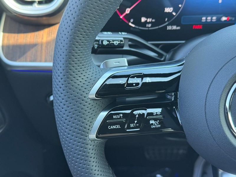 Mercedes-Benz GLC Vehicle Full-screen Gallery Image 10