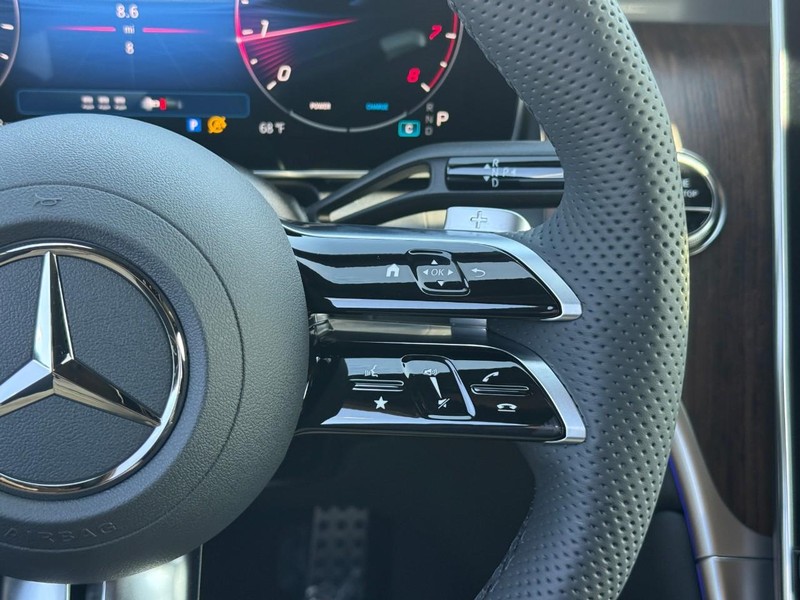 Mercedes-Benz GLC Vehicle Full-screen Gallery Image 11