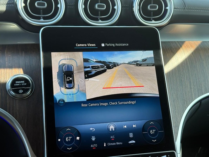 Mercedes-Benz GLC Vehicle Full-screen Gallery Image 12