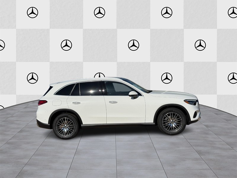 Mercedes-Benz GLC Vehicle Full-screen Gallery Image 2
