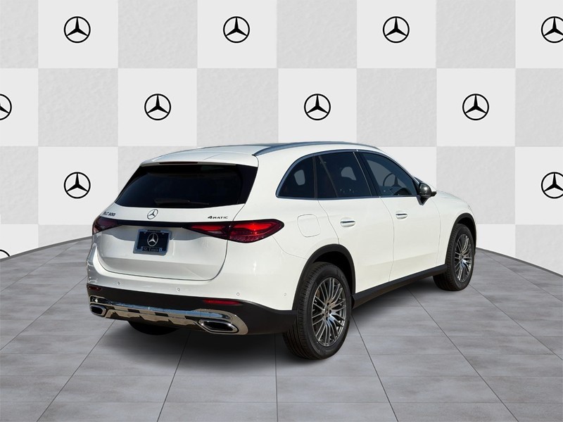 Mercedes-Benz GLC Vehicle Full-screen Gallery Image 3