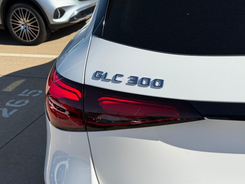 Mercedes-Benz GLC Vehicle Full-screen Gallery Image 4